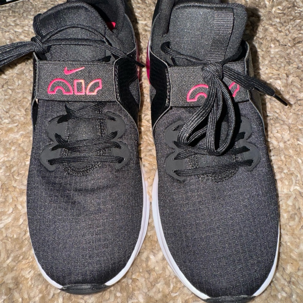 NEW Woman’s AirMax Bella Shoes (Size 8.5)
